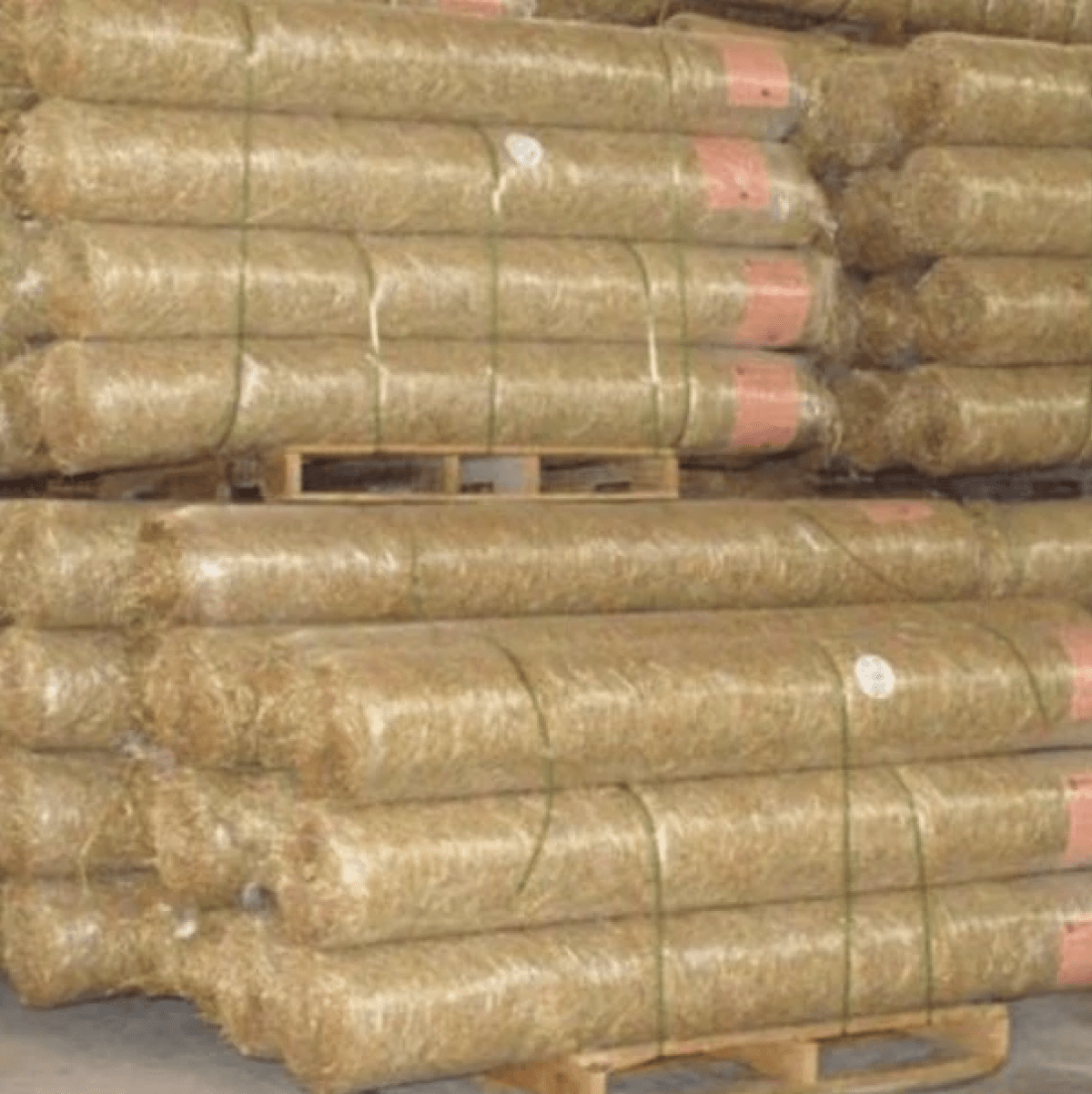 8 ft. x 113 ft. Straw Blanket Carefree Lawn Center